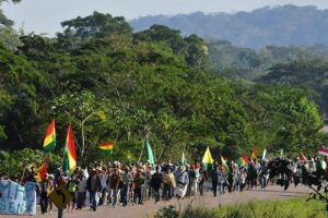 Derechos indígenas en Bolivia: avanza marcha contra carretera y gobierno
