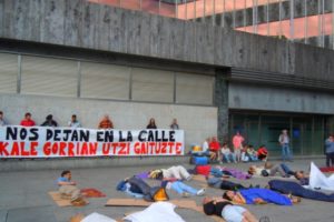 Bizkaia: Las administraciones nos dejan en la calle