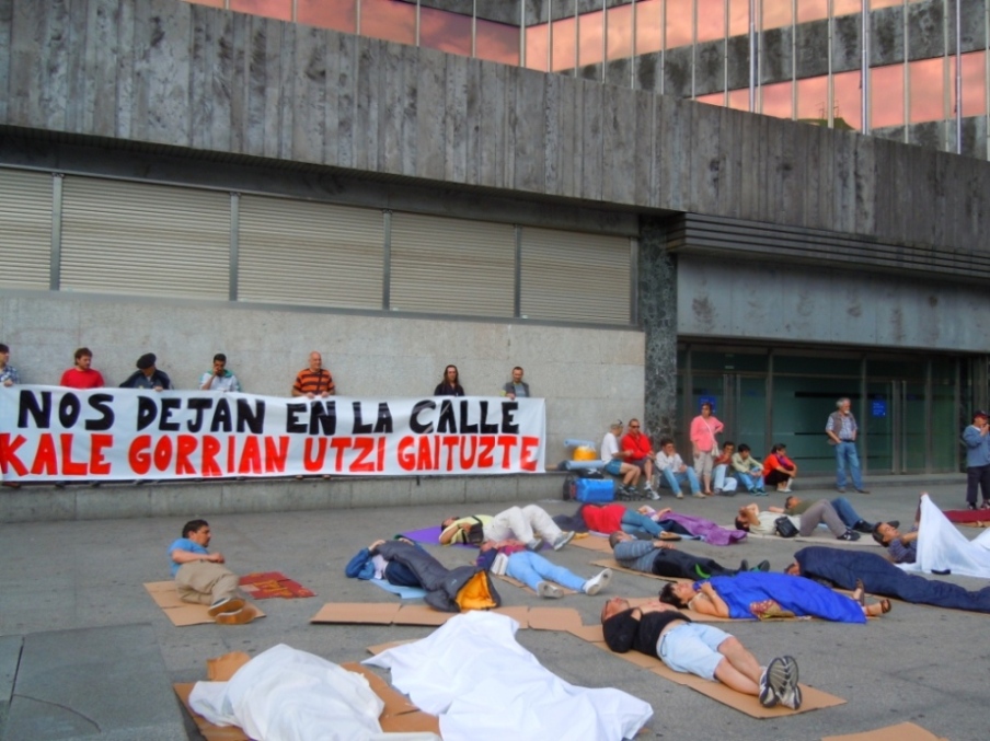 Bizkaia: Las administraciones nos dejan en la calle