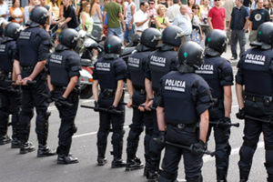 Doscientos jueces reprochan el doble indulto a los mossos condenados por torturas
