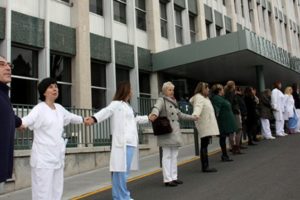 Se lleva a cabo una cadena humana en el Hospital Joan XXIII de Tarragona contra los recortes