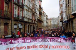 Miles de personas denuncian en Gasteiz los recortes del Gobierno Vasco