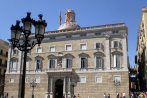 Dolors Carrasquilla se encadena de nuevo ante el Palau de la Generalitat e iniciará una huelga de hambre