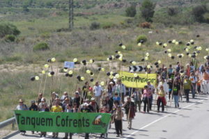 Cientos de personas marchan hasta la nuclear de Cofrentes para exigir su cierre