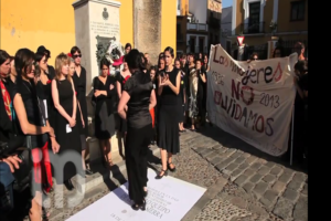 Homenaje a mujeres represaliadas ante la tumba de Queipo de Llano