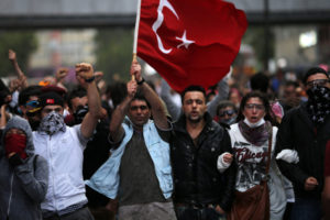 La huelga de los sindicatos refuerza la revuelta de los jóvenes en Turquía