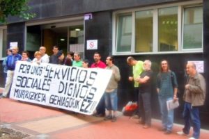 Una familia denuncia los recortes del Ayuntamiento de Barakaldo