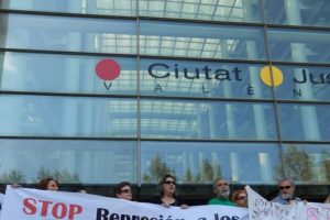 500 personas se concentran en Valencia en apoyo a los miembros de la PAH denunciados por la protesta de mayo en el Senado