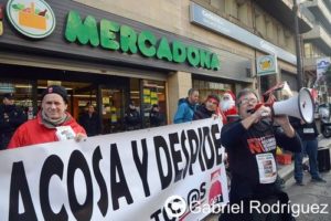 CGT se concentra ante Mercadona para exigir la readmisión del delegado sindical despedido
