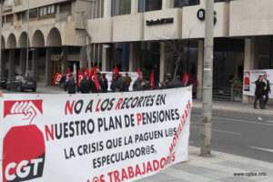 [Fotos] Concentración frente a los servicios centrales de Banco Sabadell en Alicante