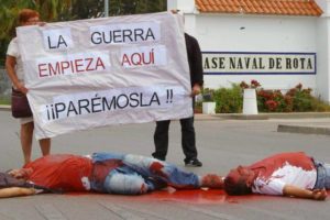 Activistas antimilitaristas se arrojan pintura roja en señal de protesta en la puerta principal de la base aeronaval de EEUU/España de Rota