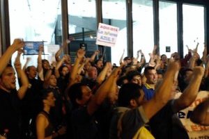 [Vídeo] Trabajadores y trabajadoras en huelga de Movistar ocupan la sede del Congreso Mundial de Móviles en Barcelona