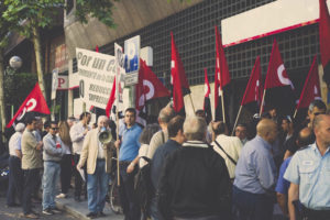 CGT se moviliza ante la sede de la AEB exigiendo un convenio justo