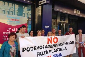 [Fotos] CGT se concentra ante sucursales del BBVA en Castelló en demanda de más plantilla