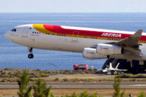 La plantilla de Iberia en el Aeropuerto de Gando se pone en huelga