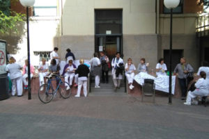 [Fotos] Continúan las protestas de la plantilla de la limpieza del Hospital Clínico de Valencia contra el despido de cuatro personas