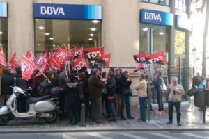 [Fotos] Protesta en València contra los despidos en el BBVA