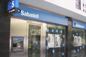 La nueva oleada de cierres de oficinas del Banco Sabadell se concentra en Alicante y Barcelona