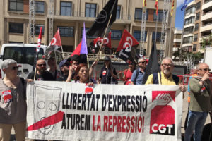 [Fotos] Protesta ante el Ayuntamiento de Vila-real por la aplicación de la Ley Mordaza a cuatro sindicalistas de CGT