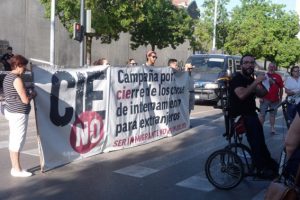 [Fotos] Concentración en València para pedir el cierre de los CIE
