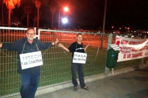 Miembros de la CGT se encadenan en las puertas de Acerinox