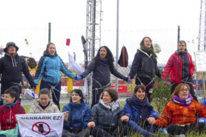 El Feminismo se encadena en el puerto de Bilbao