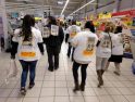 Carrefour deja en la calle a las limpiadoras de Servimil