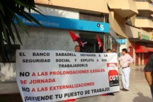 CGT convoca una protesta contra la política laboral y la reconversión del sector bancario ante la Junta General de Accionistas de Banco Sabadell en Alicante