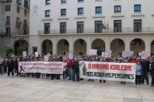 [Foto y vídeo] Concentración en defensa de las pensiones frente al Ayuntamiento de Alicante