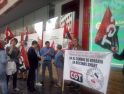 [Fotos] CGT se concentra en Valencia contra la pretensión de Banco Santander de imponer tres horas de ampliación de la jornada laboral