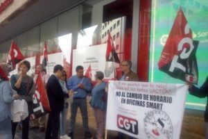 [Fotos] CGT se concentra en Valencia contra la pretensión de Banco Santander de imponer tres horas de ampliación de la jornada laboral