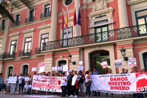 El Ayuntamiento de Murcia, condenado a abonar los salarios de los trabajadores de la empresa Ayuda a Domicilio