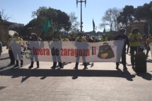 La plantilla de FCC Parques y Jardines se ha concentrado en el parque José Antonio Labordeta en la última jornada de huelga de este mes de marzo