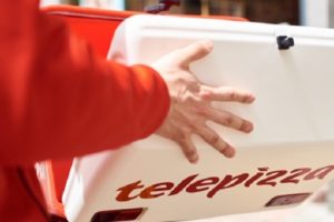 Telepizza sanciona a una decena de trabajadoras por negarse a trabajar sin protección y cierra tiendas por coronavirus