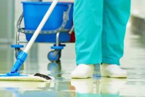 La empresa CLECE sanciona a una limpiadora del Hospital de Úbeda por su conducta ejemplar contra la pandemia