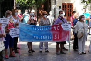 El servicio público de actividades para mayores e infancia del Ayuntamiento de Granada congelado y bajo la amenaza de los recortes