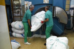 Se confirma la externalización del servicio de lavado de ropa sanitaria en Huesca y Barbastro