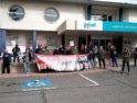 Decenas de personas se concentran en el hospital San Jorge de Huesca