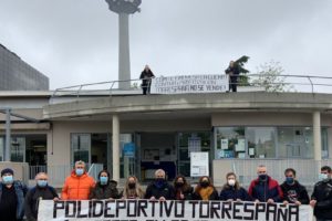 CGT participa en el encierro en el polideportivo Torrespaña para impedir que el consistorio madrileño lo privatice