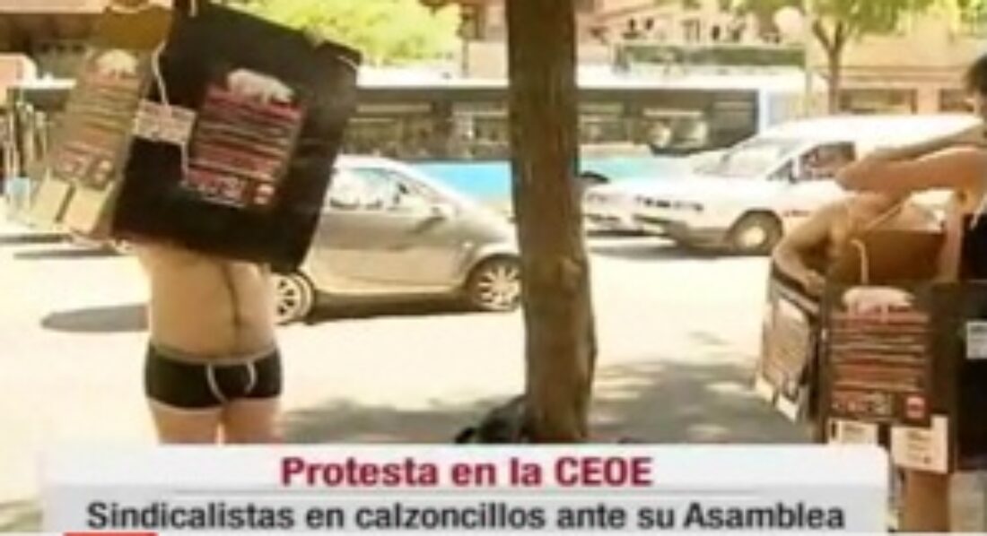Protesta en calzoncillos de la CGT ante la asamblea de la CEOE