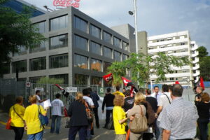 Los trabajadores de Cacaolat protestan para exigir la readmisión de las 26 personas