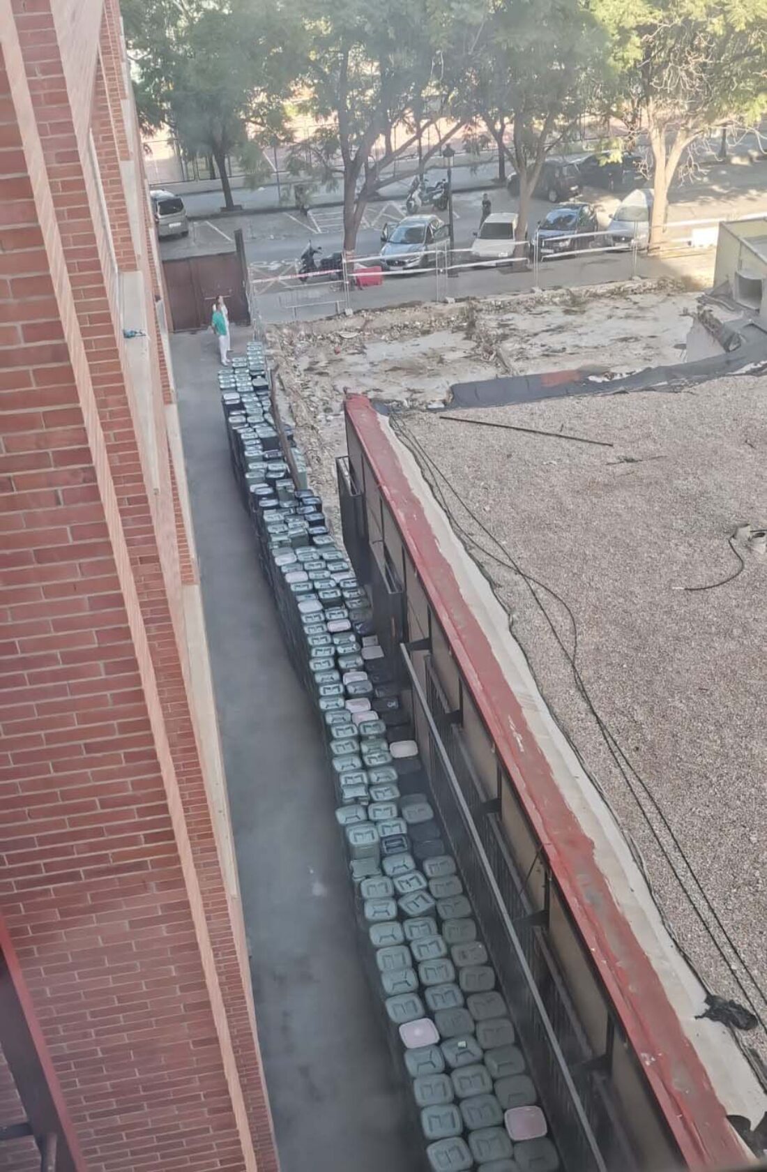 Continúa la acumulación de residuos infecciosos en el Hospital Clínico de València