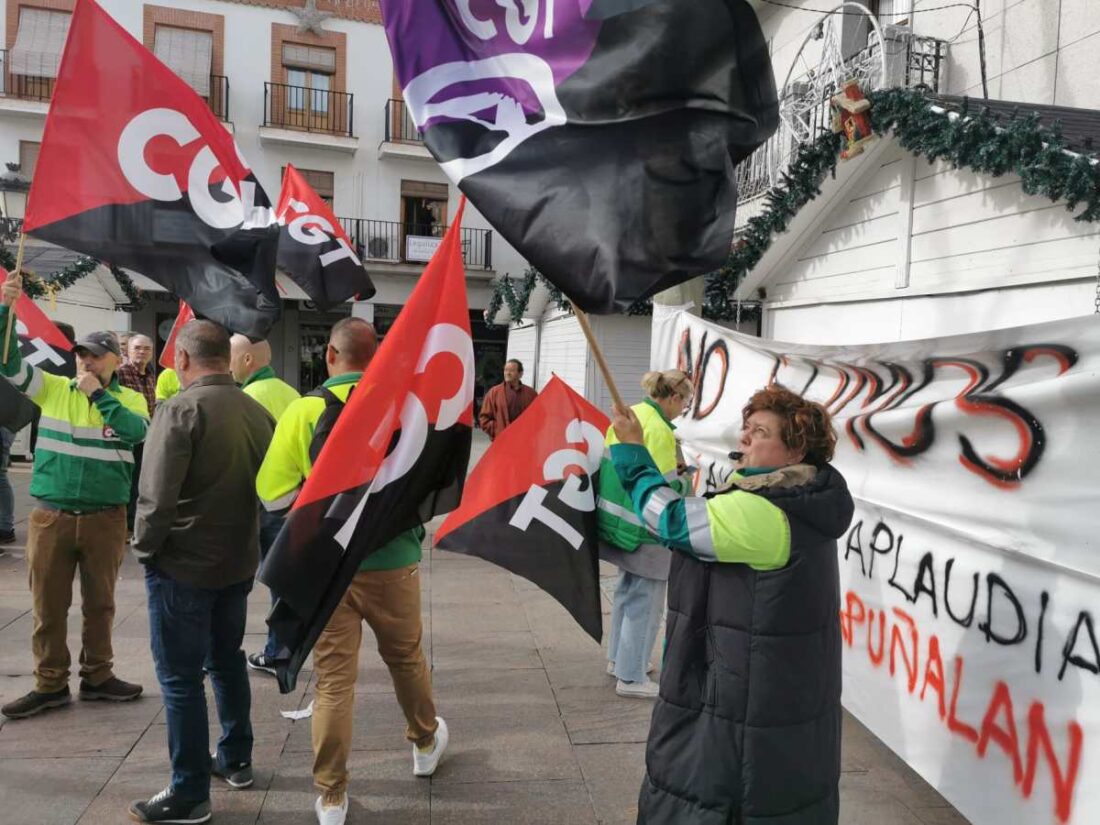 Comienza la huelga indefinida de la recogida de basuras en Moguer, los convocantes tachan de tomadura de pelo la negociación con FCC, la empresa concesionaria