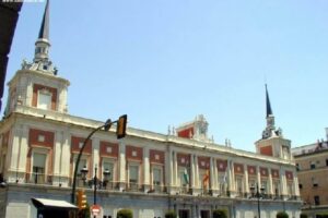 CGT Huelva se concentra frente al Ayuntamiento por un caso de persecución sindical