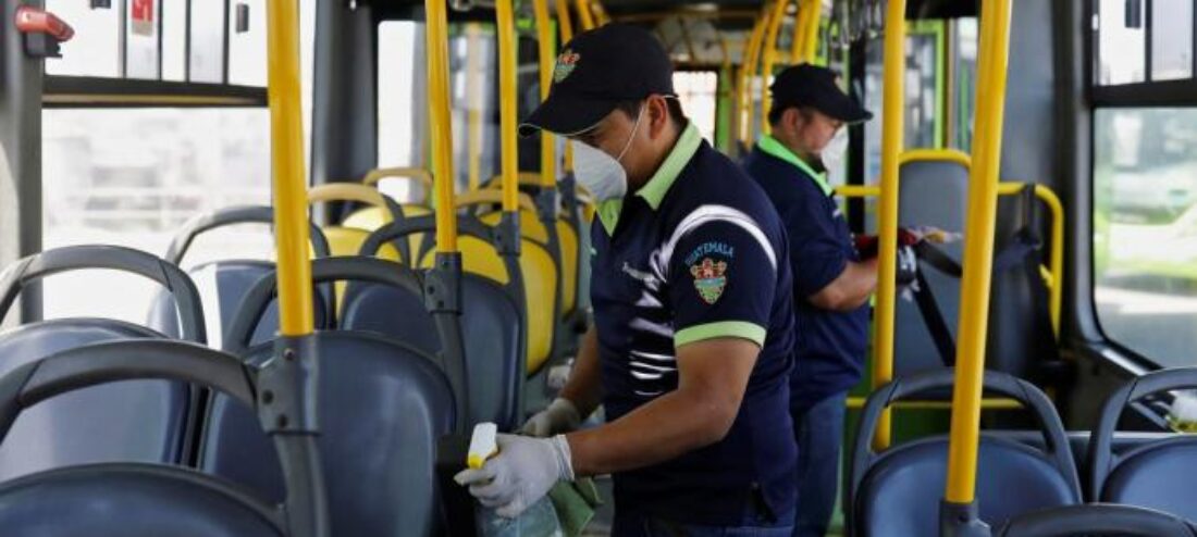 Las empresas de transportes de la Región siguen sin tomar medidas para proteger a la población de los contagios