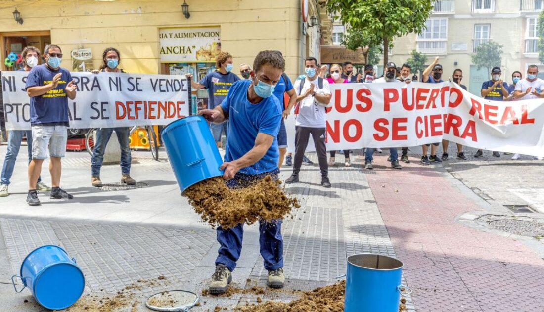 La sede del PSOE de Cádiz se llena de estiércol en protesta por el cierre de Airbus Puerto Real