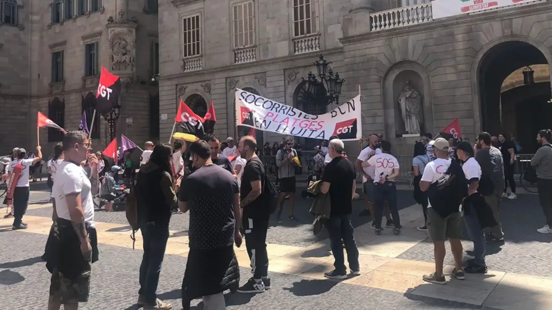 Suspendida temporalmente la huelga indefinida de los socorristas de Barcelona, tras acuerdo con el Ayuntamiento