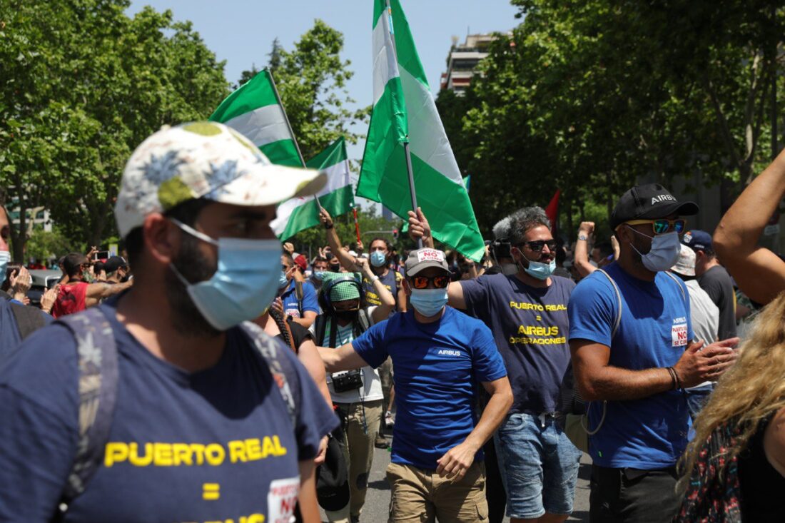 Los trabajadores de Airbus llegan hasta el Ministerio de Industria para mostrar su rechazo al cierre de la factoría de Puerto Real