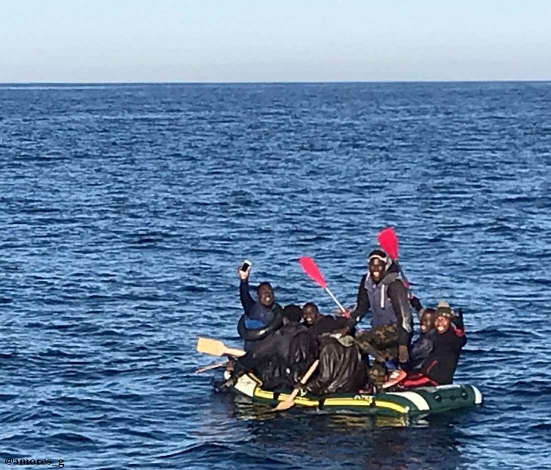 CGT denuncia el peligroso rescate de este jueves en aguas de Tarifa, donde 9 personas han estado a punto de perder la vida tras volcar el bote en el que viajaban