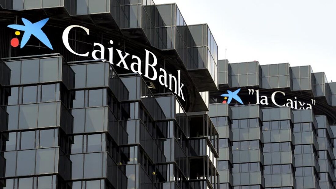 27-O: Concentración de protesta ante Caixabank de Barcelona y Sevilla